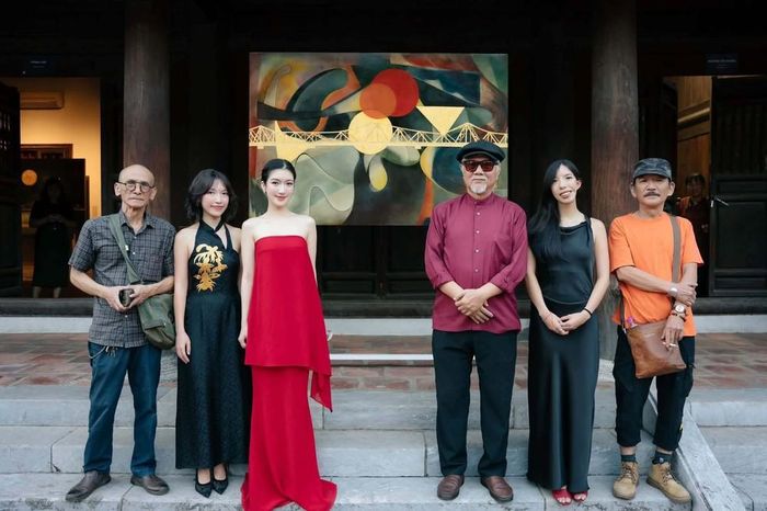 Gia đình và những người bạn của họa sĩ Thành Chương tại không gian giới thiệu một số tác phẩm tranh sơn mài về cầu Long Biên của ông tại Văn Miếu - Quốc Tử Giám. Ảnh: FB Lê Đình Nguyên
