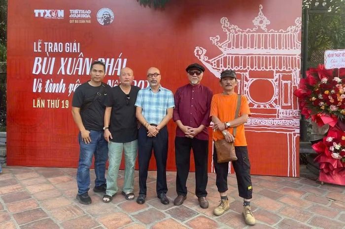 Những người bạn của họa sĩ Thành Chương tham dự Lễ trao giải Bùi Xuân Phái - Vì Tình yêu Hà Nội 2026 tại Văn Miếu - Quốc Tử Giám. Ảnh: FB Lê Đình Nguyên