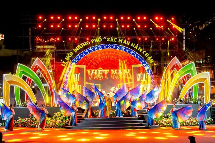 Lễ hội đường phố "Sắc màu năm châu" diễn ra tại không gian phố đi bộ quanh hồ Hoàn Kiếm. Ảnh: Sở Văn hóa, Thể thao và Du lịch Hà Nội