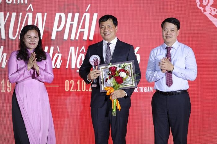 Nhà báo Nguyễn Thị Sự, Phó TGĐ TTXVN và ông Nguyễn Trần Quang (phải), PGĐ Sở VHTT&DL Hà Nội trao giải Việc làm - Giải thưởng Bùi Xuân Phái 2026 cho TS Lê Xuân Kiêu, Giám đốc Trung tâm hoạt động VHKH Văn Miếu - Quốc Tử Giám