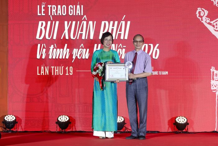 Nhà báo Vũ Việt Trang, Ủy viên Ban Thường vụ Đảng ủy các cơ quan Đảng Trung ương, Phó Trưởng Ban Tuyên giáo Trung ương, Bí thư Đảng ủy, Tổng Giám đốc Thông tấn xã Việt Nam trao Giải thưởng Lớn – Vì tình yêu Hà Nội cho nhà thơ Bằng Việt. Ảnh: Hoà Nguyễn