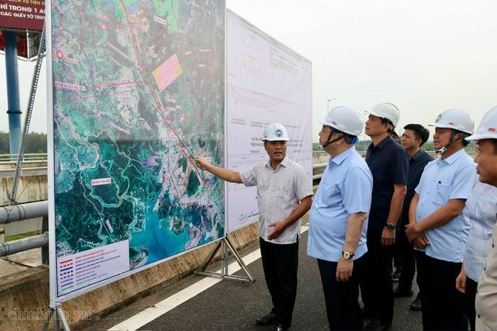 Phó Thủ tướng Thường trực Chính phủ Phạm Gia Túc nghe báo cáo tiến độ tuyến đường 25B của Đồng Nai kết nối với sân bay Long Thành - Ảnh: chinhphu.vn/Phương Nguyên