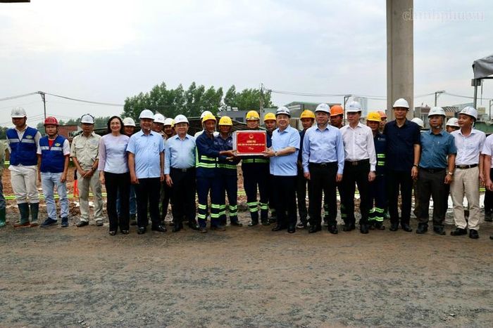 Phó Thủ tướng Thường trực Chính phủ Phạm Gia Túc tặng quà công nhân tại công trường thi công nút giao Tân Vạn - Ảnh: chinhphu.vn/Phương Nguyên