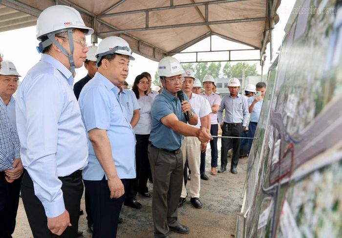 Phó Thủ tướng Thường trực Chính phủ Phạm Gia Túc kiểm tra, nghe báo cáo tại nút giao Tân Vạn - Ảnh: chinhphu.vn/Phương Nguyên
