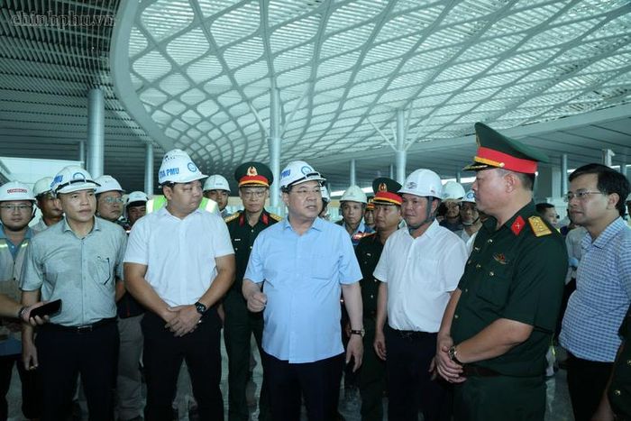 Phó Thủ tướng Thường trực Chính phủ Phạm Gia Túc kiểm tra nhà ga hành khách sân bay Long Thành - Ảnh: chinhphu.vn/Phương Nguyên