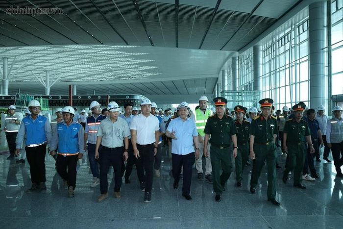 Phó Thủ tướng Thường trực Chính phủ Phạm Gia Túc kiểm tra nhà ga hành khách sân bay Long Thành - Ảnh: chinhphu.vn/Phương Nguyên