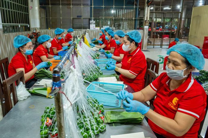 Dây chuyền đóng gói nem chua thành phẩm Cơ sở chế biến thực phẩm Cô Hoàn, xã Lấp Vò. (Ảnh: MỸ HÀ)
