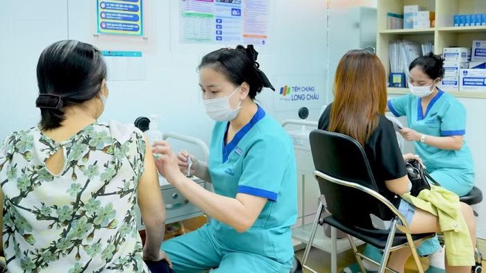 Các chuyên gia dịch tễ khuyến cáo tăng cường tiêm vaccine phòng bệnh phù hợp cho tất cả các nhóm đối tượng để bảo vệ sức khỏe cộng đồng. (Ảnh: MAI ANH)