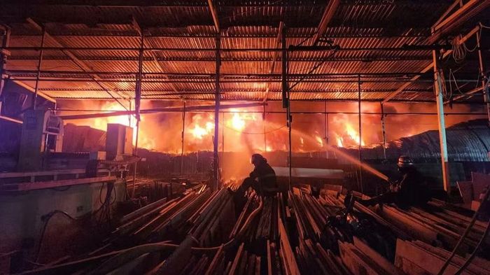 Đối diện với "giặc lửa" người lính phòng cháy, chữa cháy và cứu nạn, cứu hộ vẫn luôn bất khuất kiên cường. (Ảnh: Công an Hà Nội)