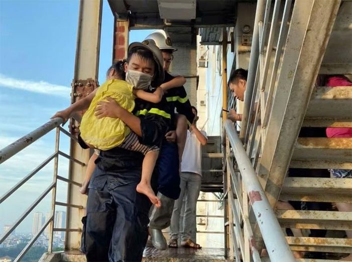 Nỗ lực bảo vệ sự bình an của nhân dân là mệnh lệnh trái tim được đặt lên hàng đầu của người lính phòng cháy, chữa cháy và cứu nạn, cứu hộ. (Ảnh: Công an Hà Nội)