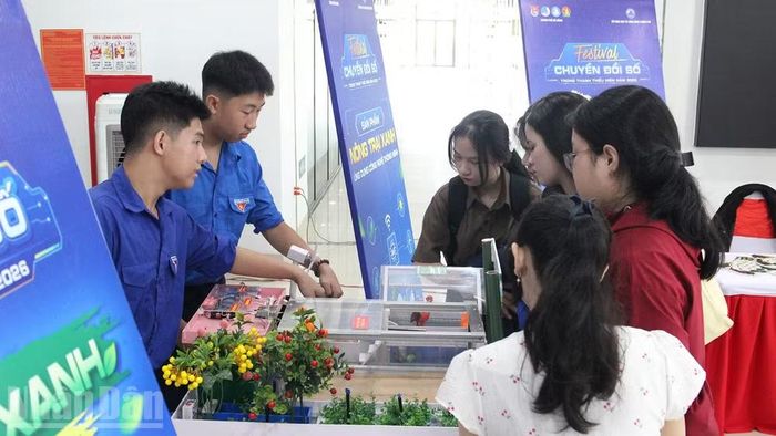 Đoàn viên, thanh niên tham quan các mô hình tại Triển lãm “Sản phẩm chuyển đổi số trong đoàn viên thanh niên năm 2026”. (Ảnh: THANH TÂM)