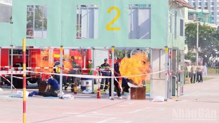 Các đội tham gia phần thực hành chữa cháy với loại hình nhà ở kết hợp sản xuất, kinh doanh. (Ảnh: VŨ TÂN)