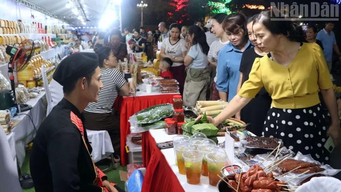 Người dân và du khách tham quan khu vực trưng bày các sản phẩm đặc thù của địa phương.