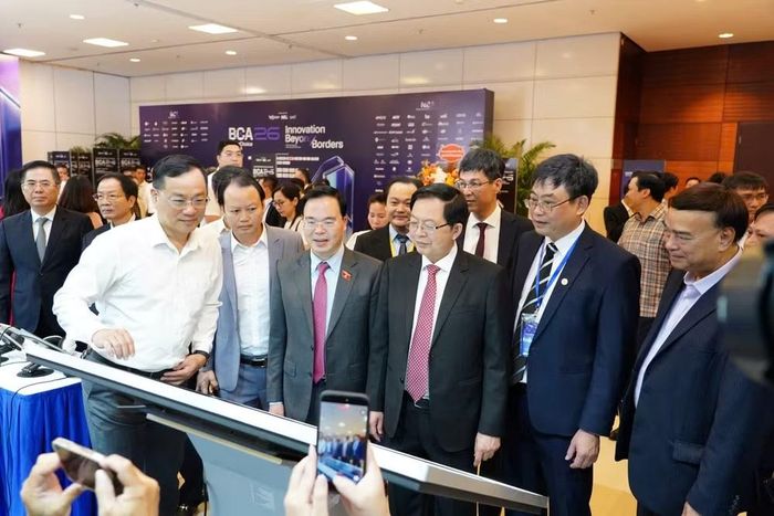 Các khách mời tham quan triển lãm bên lề Ngày hội đổi mới sáng tạo quốc gia năm 2026. (Ảnh: Bộ Khoa học và Công nghệ)