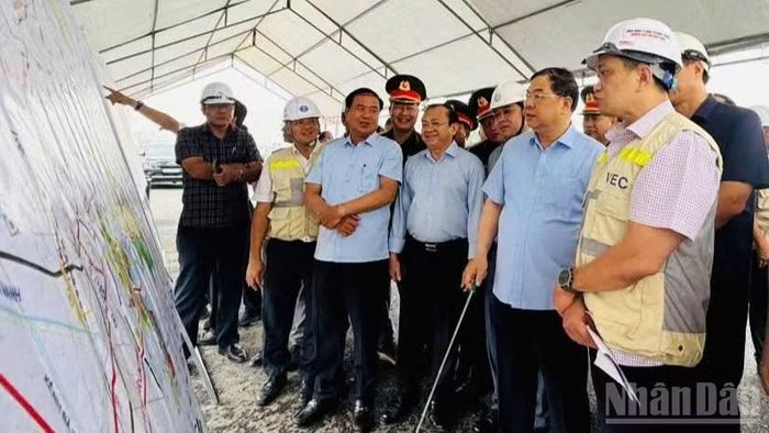 Phó Thủ tướng Thường trực Chính phủ Phạm Gia Túc nghe báo cáo tiến độ dự án mở rộng cao tốc Thành phố Hồ Chí Minh-Long Thành.
