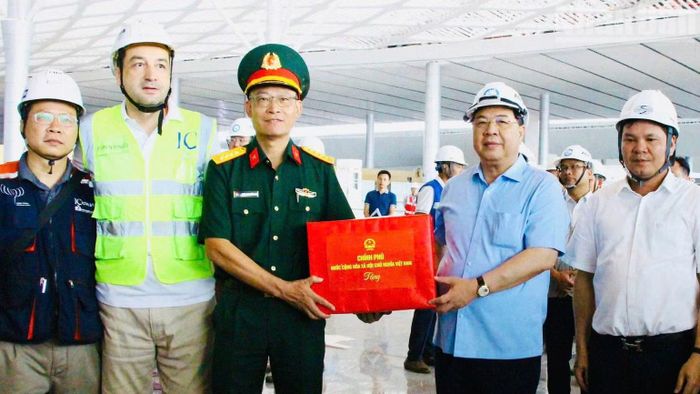 Phó Thủ tướng Thường trực Chính phủ Phạm Gia Túc tặng quà động viên đơn vị thi công dự án sân bay Long Thành.