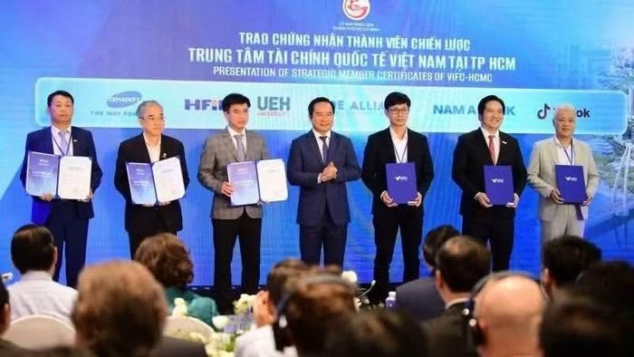 Ông Nguyễn Văn Được, Ủy viên Trung ương Đảng, Chủ tịch Ủy ban nhân dân Thành phố Hồ Chí Minh, trao Chứng nhận Thành viên chiến lược của Trung tâm Tài chính Quốc tế Việt Nam tại Thành phố Hồ Chí Minh. (Ảnh: NAB)