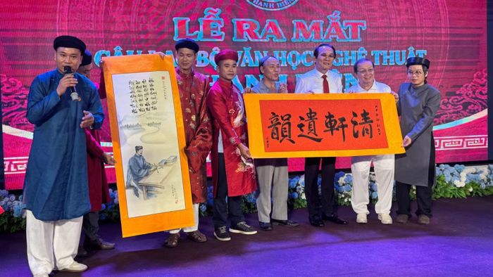 Giao lưu nghệ thuật tại lễ ra mắt Câu lạc bộ Văn học nghệ thuật Thanh Hiên. (Ảnh: Ngô Tuấn)