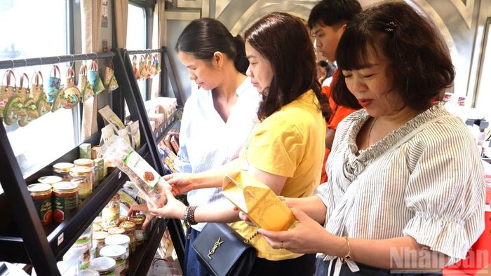 Nhiều du khách chọn mua đặc sản OCOP địa phương với bao gói đẹp mắt và trọng lượng vừa phải để thuận lợi cho quá trình di chuyển của mỗi người. (Ảnh: HG)