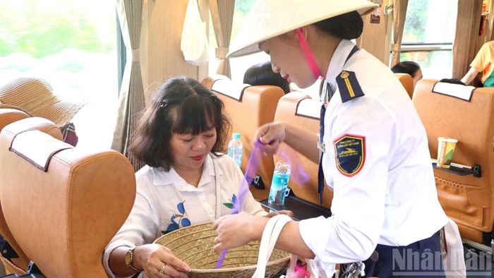 Đi qua những miền di sản, chiếc nón cũng là món quà lưu niệm đáng nhớ trong chuyến du lịch bằng đường sắt kết nối Cố đô Huế với Phong Nha. (Ảnh: HG)