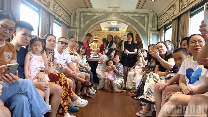 Hoạt động biểu diễn nghệ thuật thu hút sự chú ý của rất nhiều khách đi tàu. (Ảnh: HG)