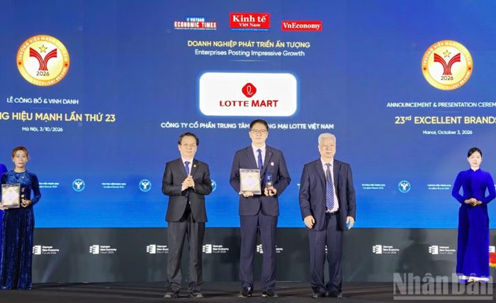 Ông Ma Jung Uk, Giám đốc Khối Kế hoạch Chiến lược LOTTE MART Việt Nam đại diện tập đoàn nhận giải "Thương hiệu Doanh nghiệp Phát triển ấn tượng 2026".