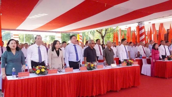 Các đồng chí lãnh đạo, nguyên lãnh đạo tỉnh Đắk Lắk và các đại biểu tưởng nhớ Chủ tịch Hồ Chí Minh và các thế hệ cán bộ, đảng viên, đồng bào, chiến sĩ đã ngã xuống vì độc lập, tự do, hạnh phúc của dân tộc. (Ảnh: CTV)
