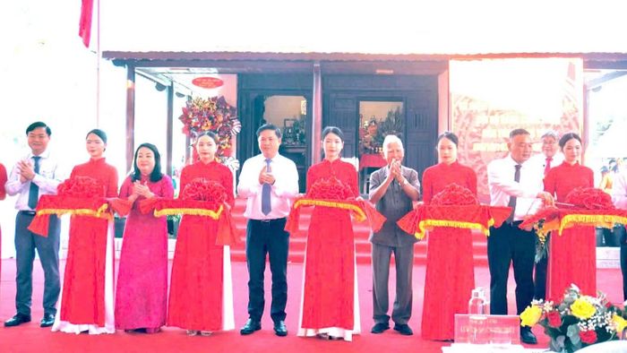 Các đồng chí lãnh đạo và nguyên lãnh đạo tỉnh Đắk Lắk cắt băng khánh thành Dự án tu bổ, tôn tạo Di tích lịch sử cấp quốc gia Nơi thành lập Chi bộ Đảng Cộng sản đầu tiên ở Phú Yên. (Ảnh: CTV)