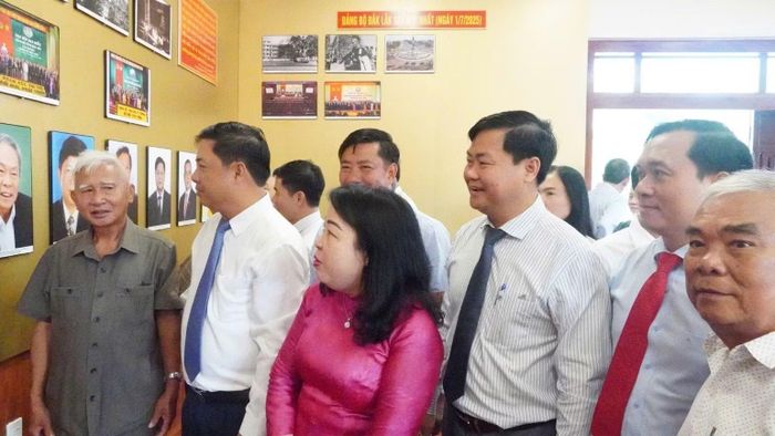 Các đại biểu tham quan khu trưng bày hình ảnh 96 năm Ngày thành lập Chi bộ Đảng Cộng sản đầu tiên ở Phú Yên đến nay tại Di tích lịch sử cấp quốc gia Nơi thành lập Chi bộ Đảng Cộng sản đầu tiên ở Phú Yên. (Ảnh: CTV)