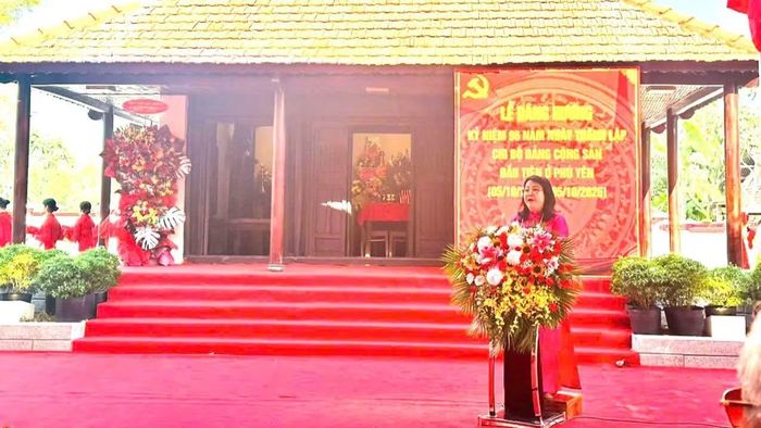 Phó Bí thư Thường trực Tỉnh ủy, Chủ tịch Hội đồng nhân dân tỉnh Đắk Lắk Cao Thị Hòa An phát biểu tại buổi lễ, ôn lại chặng đường lịch sử vẻ vang khởi nguồn từ sự ra đời của Chi bộ Đảng Cộng sản đầu tiên ở Phú Yên đến nay. (Ảnh: CTV)