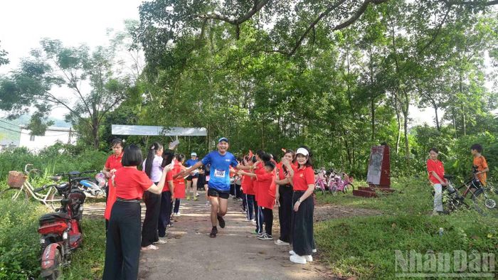 Đông đảo người dân cổ vũ các vận động viên. (Ảnh: CÔNG HẢI)
