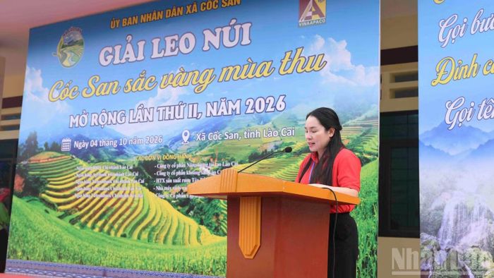 Đồng chí Nguyễn Thị Như Quỳnh, Phó Chủ tịch Ủy ban nhân dân xã Cốc San, Trưởng Ban tổ chức giải phát biểu. (Ảnh: CÔNG HẢI)