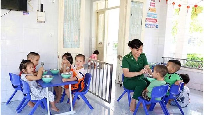 Các giáo viên của Lực lượng Thanh niên xung phong Thành phố tham gia chăm sóc cho con em các gia đình khó khăn ở vùng sâu, vùng xa. (Ảnh: Tư liệu Thanh niên xung phong)
