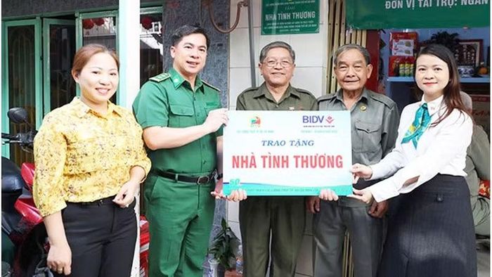 Lực lượng Thanh niên xung phong Thành phố trao quà tặng cựu Thanh niên xung phong khó khăn. (Ảnh: Tư liệu Thanh niên xung phong)