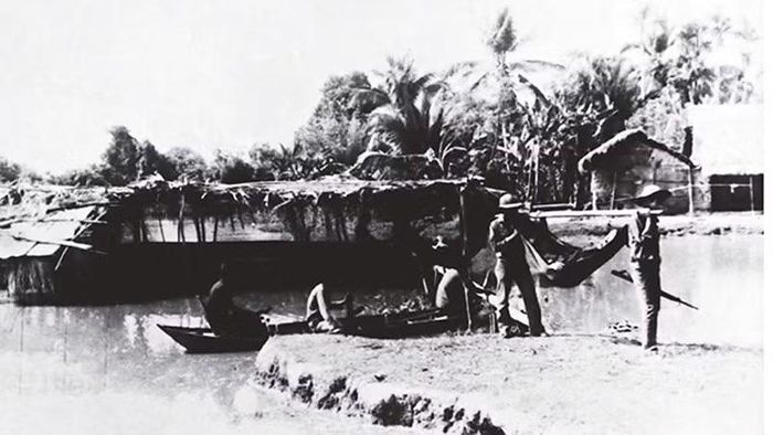 Thanh niên xung phong Thành phố tham gia cáng thương trên chiến trường biên giới Tây Nam. (Ảnh: Tư liệu Thanh niên xung phong)
