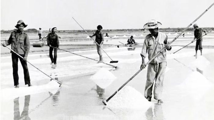 Thanh niên xung phong Thành phố tham gia lao động sản xuất trong những ngày đầu thành lập. (Ảnh: Tư liệu Thanh niên xung phong)