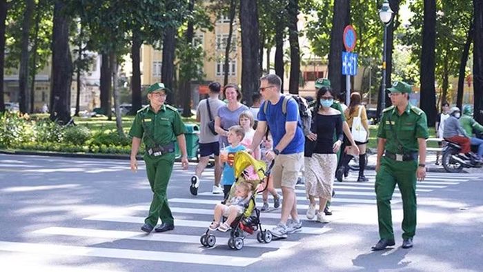 Lực lượng Thanh niên xung phong Thành phố tham gia bảo vệ an toàn cho du khách ở khu vực trung tâm. (Ảnh: Tư liệu Thanh niên xung phong)