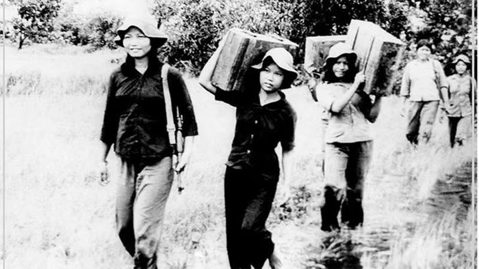 Thanh niên xung phong Thành phố tham gia tải đạn trên chiến trường biên giới Tây Nam. (Ảnh: Tư liệu Thanh niên xung phong)