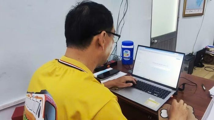 Cán bộ Mặt trận phường Minh Phụng tiên phong khai thác các công cụ Trí tuệ nhân tạo vào hoạt động công vụ. (Ảnh: Mặt trận phường Minh Phụng)