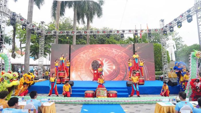 Không khí lễ hội tưng bừng cả ở dưới nước và trên bờ với những màn biểu diễn nghệ thuật truyền thống. (Ảnh: Ban tổ chức)