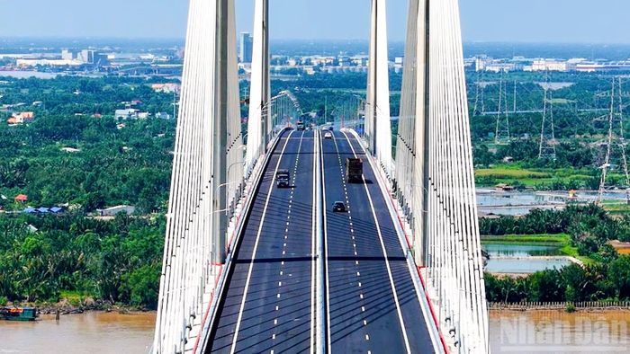  Sau khi tuyến cao tốc được thông xe toàn tuyến vào 0 giờ 00 phút ngày 1/10﻿, phương tiện không còn phải sử dụng các tuyến đường đô thị để thực hiện hành trình kết nối giữa khu vực phía tây và phía đông nam Thành phố Hồ Chí Minh. 