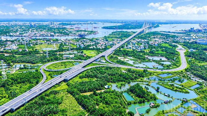  Cầu Bình Khánh là một trong những hạng mục quan trọng của tuyến cao tốc Bến Lức-Long Thành.﻿ Công trình vượt sông Soài Rạp, tạo sự liên thông giữa xã Nhà Bè với xã Cần Giờ, đồng thời kết nối trực tiếp với tuyến cao tốc đi qua Thành phố Hồ Chí Minh và Đồng Nai. 