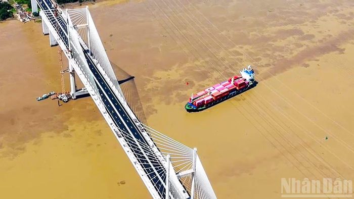 Với kết cấu cầu dây văng, hai trụ tháp cao 135m, cầu Bình Khánh tạo nên điểm nhấn nổi bật trên sông Soài Rạp. Cầu có tĩnh không thông thuyền 55m, bảo đảm yêu cầu khai thác tuyến đường thủy trên sông.
