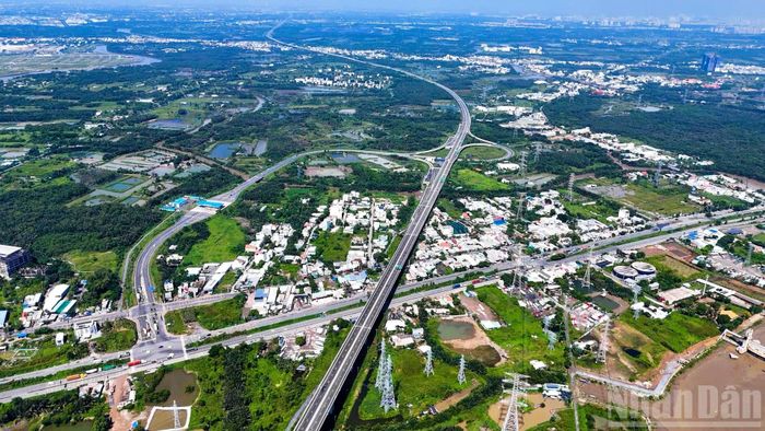 Việc đưa toàn tuyến vào khai thác được đánh giá có ý nghĩa quan trọng trong việc hoàn thiện mạng lưới đường bộ cao tốc khu vực phía nam, tăng khả năng kết nối với các tuyến cao tốc Thành phố Hồ Chí Minh-Trung Lương, Thành phố Hồ Chí Minh-Long Thành-Dầu Giây và hệ thống giao thông khu vực Đồng bằng sông Cửu Long.