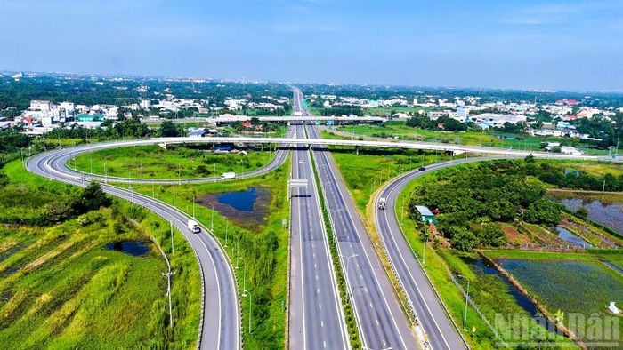 Trong những ngày đầu khai thác, các phương tiện lưu thông qua cầu Bình Khánh và toàn tuyến Bến Lức-Long Thành tương đối thuận lợi.
