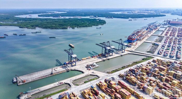 Không chỉ có ý nghĩa về giao thông, tuyến Bến Lức-Long Thành còn mở thêm không gian phát triển cho các địa phương mà tuyến đi qua. Khả năng kết nối thuận lợi hơn với các trung tâm logistics, cảng biển, khu công nghiệp và sân bay Long Thành tạo điều kiện thúc đẩy lưu thông hàng hóa, giảm chi phí vận tải và tăng cường liên kết vùng.