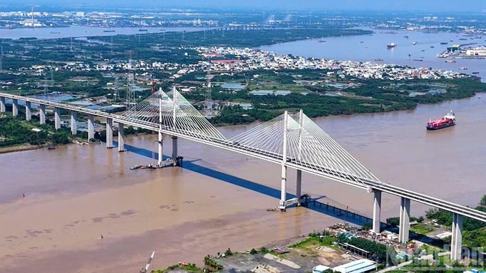 Từ trên cầu, có thể quan sát rõ không gian sông nước và hệ thống cảng, khu công nghiệp đang phát triển ở khu vực phía nam Thành phố Hồ Chí Minh.