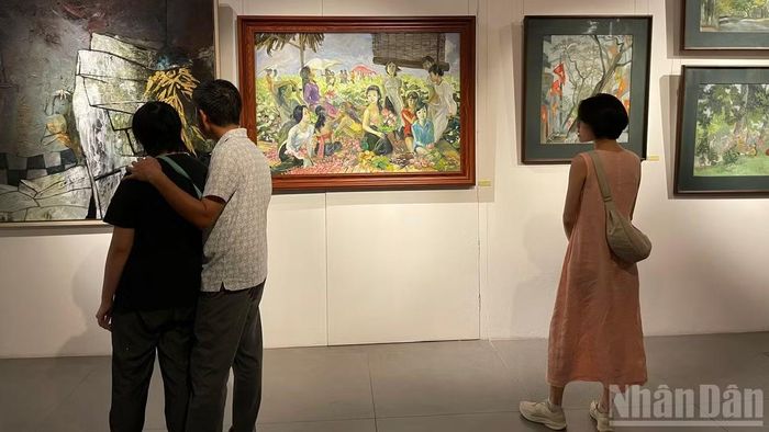 Nhiều bạn bè, đồng nghiệp của ba họa sĩ đã có mặt tại buổi khai mạc triển lãm.
