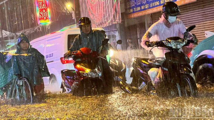 Mưa lớn khiến nhiều tuyến đường ngập nước, đi lại khó khăn ở xã Nhà Bè. (Ảnh: THẾ ANH)