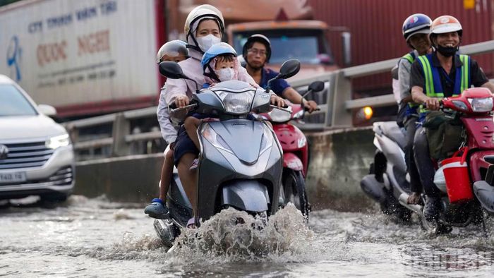Triều cường đạt đỉnh đúng giờ tan tầm nhiều tuyến đường tại phường Tân Hưng và phường Tân Mỹ vào ngày 28/9. (Ảnh: THẾ ANH)